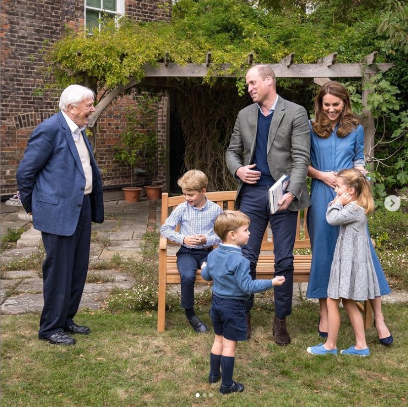 子供達を笑顔で見つめるキャサリン妃（画像は『Duke and Duchess of Cambridge　2020年9月26日付Instagram「The Duke and Duchess of Cambridge are delighted to share new photographs of their family with ＠DavidAttenborough.」』のスクリーンショット）