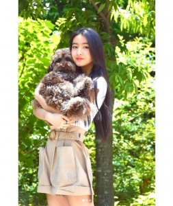 Koki,と愛犬（画像は『Koki,　2020年5月30日付Instagram「Shorts from ＠diamonddazzleofficial」』のスクリーンショット）