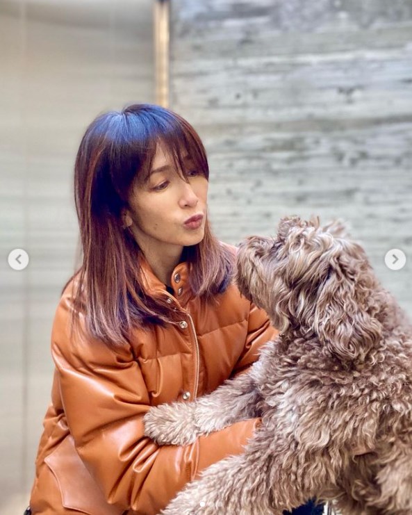 工藤静香と愛犬（画像は『Kudo_shizuka　2020年12月15日付Instagram「今日も朝から寒かったですね」』のスクリーンショット）