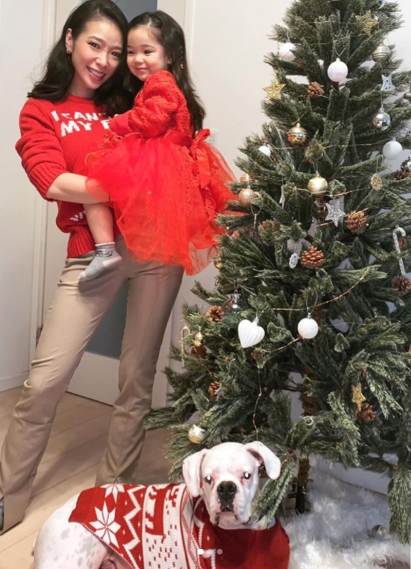 長女を抱く紅蘭、愛犬もクリスマスっぽくおめかし（画像は『紅蘭　2020年12月25日付Instagram「Merry Christmas お仕事すこし早めに切り上げて今年は家族でゆっくりお家ディナー」』のスクリーショット）