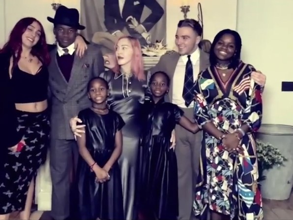 2人の実子、4人の養子と一緒に感謝祭を祝ったマドンナ（画像は『Madonna　2020年11月30日付Instagram「A Beautiful Souvenir .............Giving Thanks.」』のスクリーンショット）