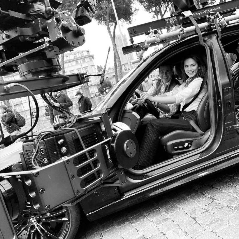 共演中のトム・クルーズとヘイリー・アトウェル（画像は『Mission: Impossible　2020年12月1日付Instagram「＠wellhayley’s new driving instructor ＠tomcruise.」』のスクリーンショット）