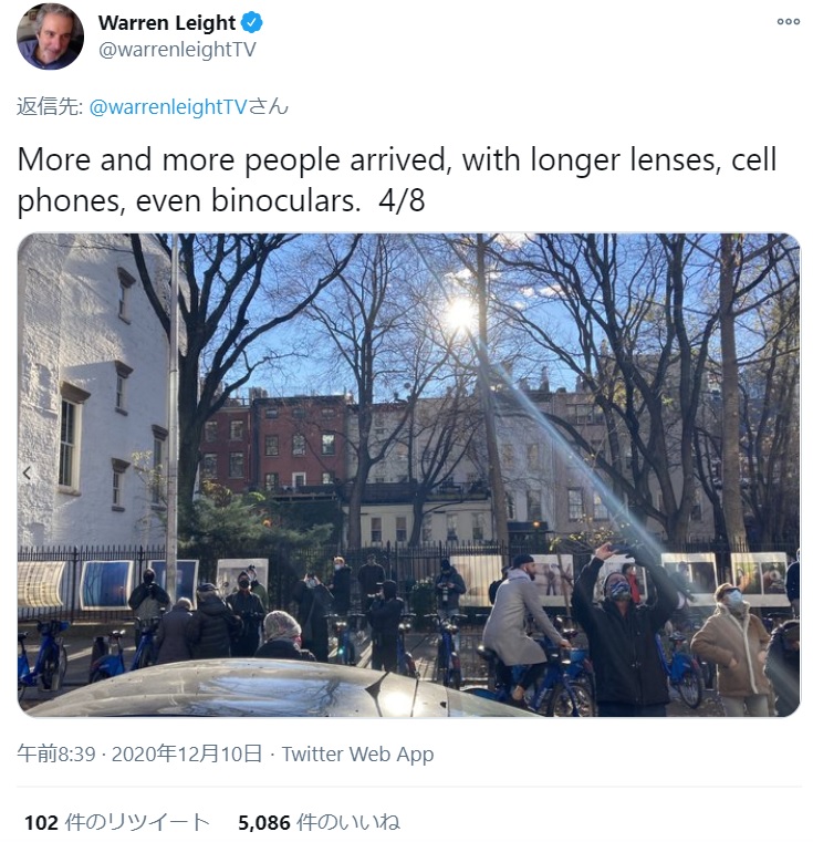 「何が起きているのか」ウォーレンさんが推測する間に続々と集まる人々（画像は『Warren Leight　2020年12月10日付Twitter「More and more people arrived, with longer lenses, cell phones, even binoculars.」』のスクリーンショット）