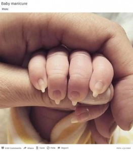 赤ちゃんの長い爪にマニキュア（画像は『Reddit　2020年12月5日付「Baby manicure」』のスクリーンショット）