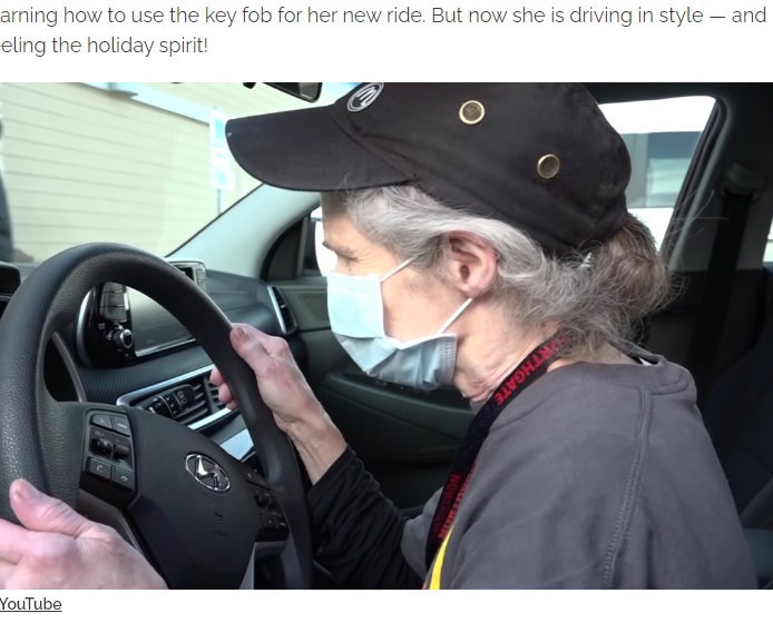 新車をプレゼントされたダイアナさん（画像は『InspireMore.com　2020年12月24日付「Secret Santa Surprises 65-Yr-Old McDonald’s Employee With A New Car And ＄5,000.」（YouTube）』のスクリーンショット）