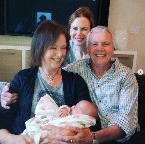 ニコールが公開した両親と赤ちゃんの集合ショット（画像は『Nicole Kidman　2020年12月10日付Instagram「Papa, today would have been your 82nd birthday」』のスクリーンショット）