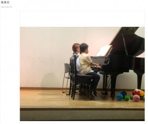 ピアノ発表会で連弾する織田信成の長男、次男と妻（画像は『織田信成　2020年6月28日付オフィシャルブログ「発表会」』のスクリーンショット）