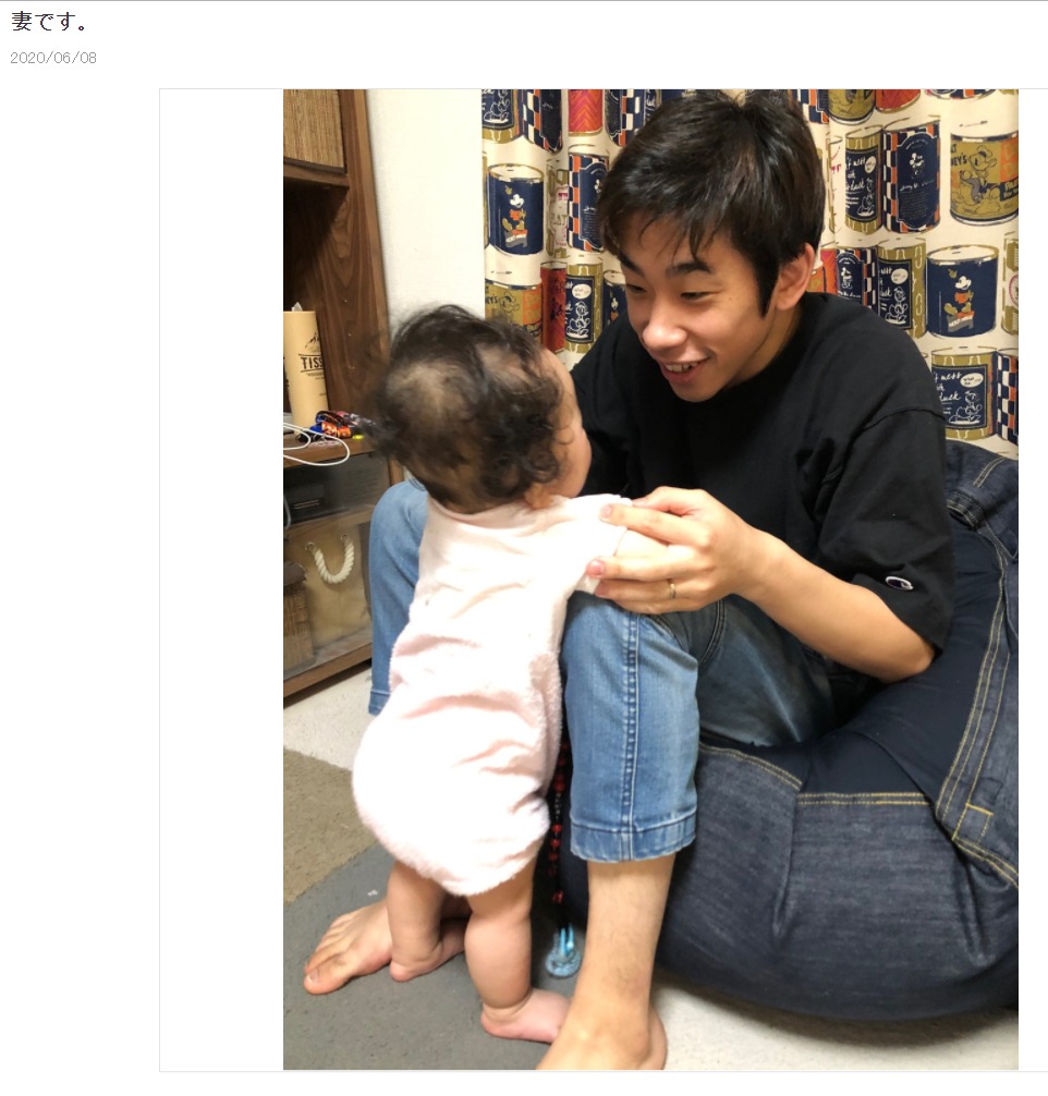 長女と遊ぶ織田信成（画像は『織田信成　2020年6月8日付オフィシャルブログ「妻です。」』のスクリーンショット）