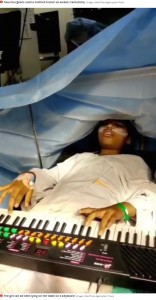 手術中にシンセサイザーを弾くサウミャちゃん（画像は『Mirror　2020年12月15日付「Girl, 9, undergoes brain surgery awake as she plays video games and piano for six hours」（Image: India Photo Agency/Jam Press）』のスクリーンショット）