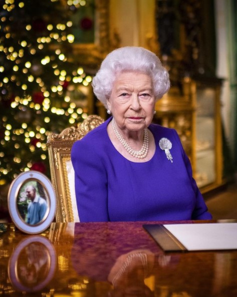 今年はフィリップ王配の写真だけを置いたエリザベス女王（画像は『Duke and Duchess of Cambridge　2020年12月5日付Instagram「In her 2020 Christmas broadcast, Her Majesty The Queen has reflected on acts of kindness during this extraordinary year.」』のスクリーンショット）