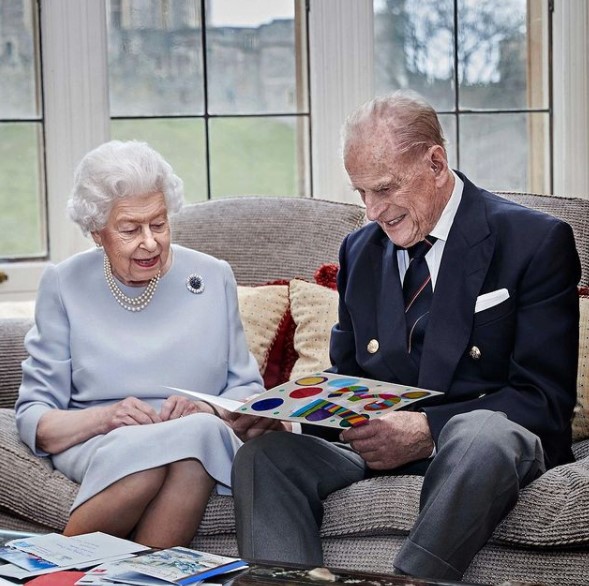 32年ぶりに2人だけでクリスマスを過ごしたエリザベス女王とフィリップ王配（画像は『The Royal Family　2020年11月19日付Instagram「This new image has been released to mark the 73rd wedding anniversary of The Queen and The Duke of Edinburgh tomorrow.」』のスクリーンショット