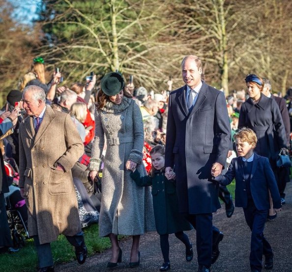 2019年のクリスマス、サンドリンガムの教会礼拝に向かう王室メンバー（画像は『Duke and Duchess of Cambridge　2019年12月25日付Instagram「Happy Christmas!」』のスクリーンショット）