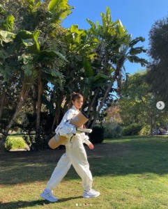 オフィスまで歩いて運動するローラ（画像は『ROLA　2020年12月3日付Instagram「early bird」』のスクリーンショット）
