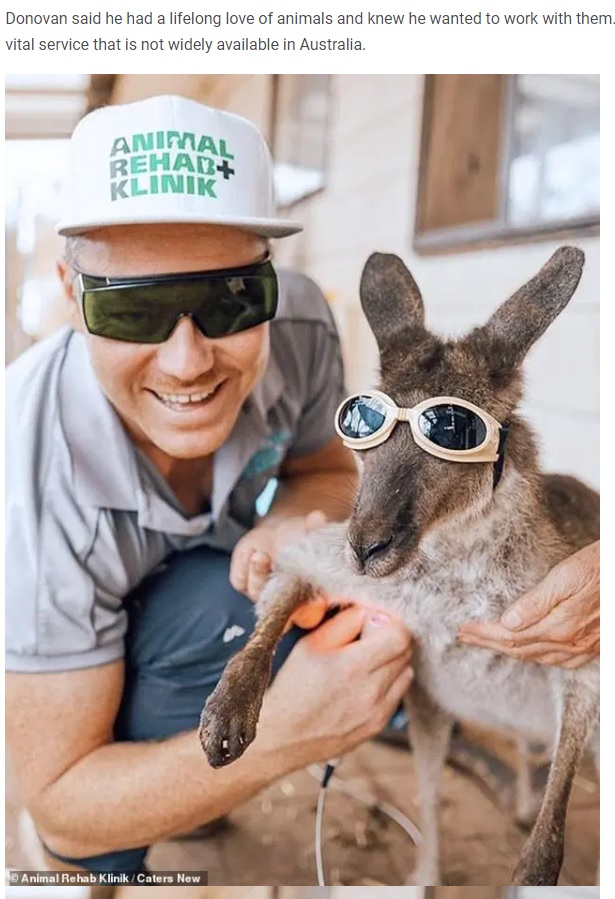 レーザー治療を行うリースさんもゴーグルを装着（画像は『WhatsNew2Day　2020年12月10日付「Doctors give laser treatment to kangaroos badly burned by Australian bushfires」（（C）Animal Rehab Klinik / Caters New）』のスクリーンショット）