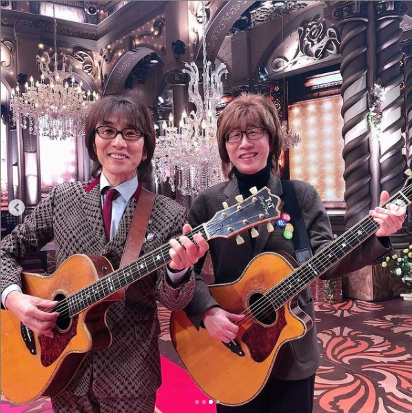 ギターを手に並んだ坂崎幸之助と渡辺江里子（画像は『坂崎幸之助　2020年12月10日付Instagram「今日はFNS歌謡祭でした」』のスクリーンショット）