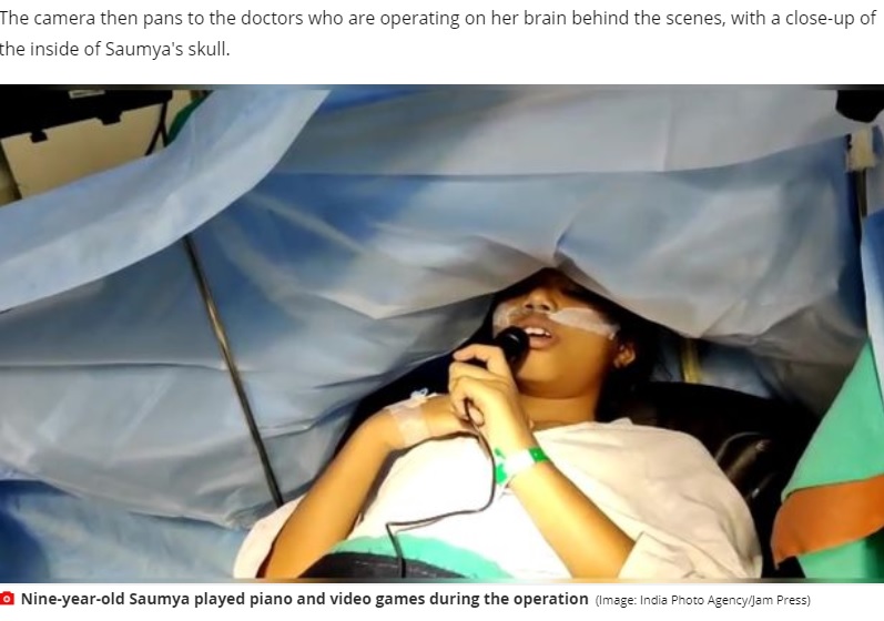 意識がある中で行われた手術（画像は『Mirror　2020年12月15日付「Girl, 9, undergoes brain surgery awake as she plays video games and piano for six hours」（Image: India Photo Agency/Jam Press）』のスクリーンショット）