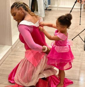 自粛生活中は娘とドレスアップごっこも（画像は『Serena Williams　2020年8月6日付Instagram「She’s got my back already.」』のスクリーンショット）