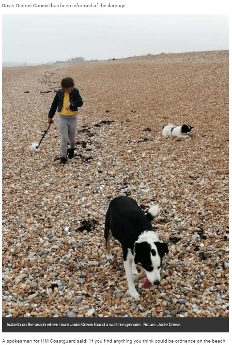 飼い犬の散歩中に見慣れない物体を見つけた（画像は『KentOnline　2020年12月13日付「Second world war grenade found on Deal beach explodes in kitchen sink」（Picture: Jodie Crews）』のスクリーンショット）
