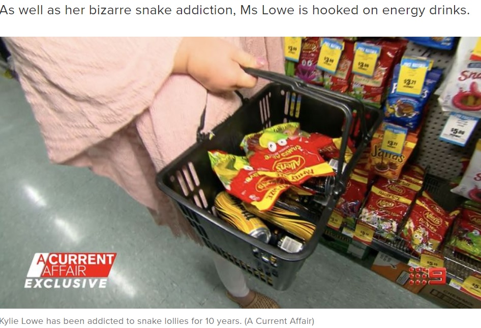 好きなヘビの形のグミとエナジードリンクを買うカイリーさん（画像は『9Now　2020年12月7日付「The three minute fix that treated a 10 year lolly snake addiction」（A Current Affair）』のスクリーンショット）