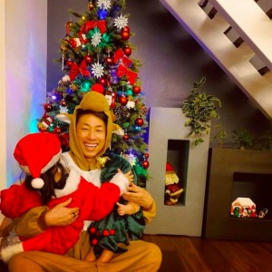 可愛いサンタとクリスマスツリーを抱いた田村淳（画像は『田村淳　2020年12月25日付Instagram「メリークリスマス」』のスクリーショット）