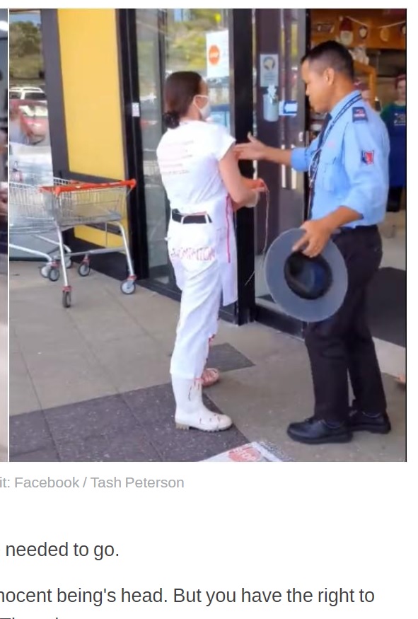 再び戻ろうとするも、警備員に止められてしまったタッシュさん（画像は『Newshub　2020年12月25日付「Australian vegan activist and butcher face off in aggressive rant」（Photo credit: Facebook / Tash Peterson）』のスクリーンショット）