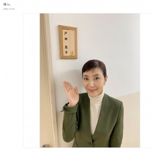 楽屋前に立つ戸田恵子（画像は『戸田恵子　2020年12月28日付オフィシャルブログ「ほっ。」』のスクリーンショット）