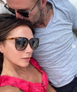ベッカム夫妻、金曜夜にはデートへ（画像は『Victoria Beckham　2020年8月28日付Instagram「When you love sunglasses so much you make your own…」』のスクリーンショット）