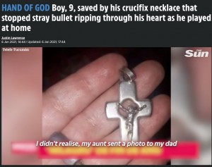 ペンダントのキリスト像（画像は『The Sun　2021年1月6日付「HAND OF GOD Boy, 9, saved by his crucifix necklace that stopped stray bullet ripping through his heart as he played at home」（Image: Telefe Tucumán）』のスクリーンショット）