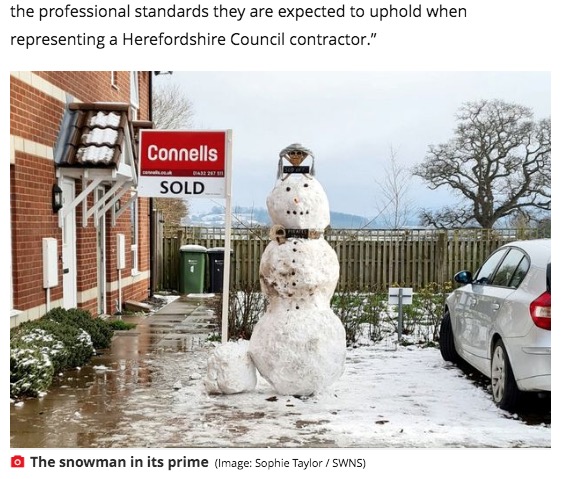 壊される前の雪だるま（画像は『Mirror　2021年1月29日付「Binman sacked for kicking over boy’s snowman “not sorry” but offers to build new one」（Image: Sophie Taylor / SWNS）』のスクリーンショット）
