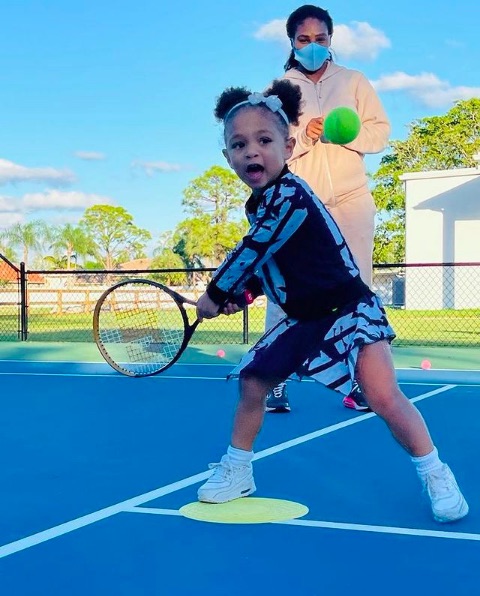 アレクシス・オリンピアちゃんも将来はテニスの道に？（画像は『Serena Williams　2021年1月12日付Instagram「turn, back, reach, head, follow through」』のスクリーンショット）