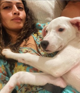 引き取った子犬に寄り添うマシューの妻カミラ（画像は『Camila Alves McConaughey　2021年1月15日付Instagram「New addition to the family」』のスクリーンショット）