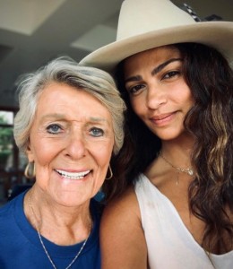 カミラと同居するマシューの母メアリーさん（画像は『Camila Alves McConaughey　2020年6月26日付Instagram「SET your alarms!!!」』のスクリーンショット）