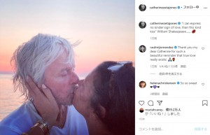 2021年初の夫婦ショットはロマンチックなキスで（画像は『Catherine Zeta-Jones　2021年1月5日付Instagram「“I can express no kinder sign of love, than this kind kiss”」』のスクリーンショット）
