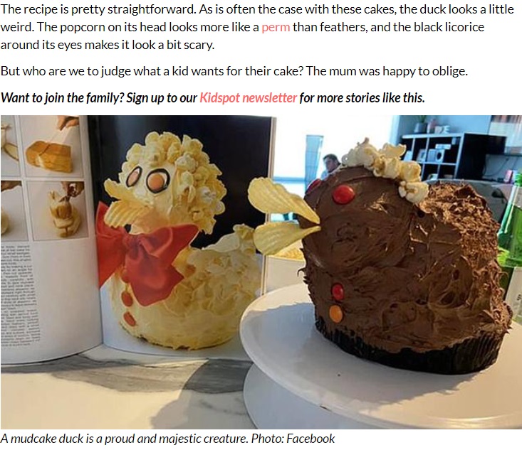 本来はクリーム色のアイシングで覆われたアヒルのケーキの写真（左）と思わず笑ってしまう失敗作（右）（画像は『Kidspot　2021年1月1日付「Mum’s epic Women’s Weekly Woolworths birthday cake fail goes viral」（Photo: Facebook）』のスクリーンショット）