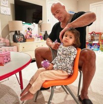 【イタすぎるセレブ達】ドウェイン・ジョンソン、2歳娘の髪をブラッシングする姿に「これぞ理想のパパ」