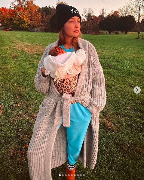 愛娘「Khai」ちゃんを抱くジジ・ハディッド（画像は『Gigi Hadid　2020年11月22日付Instagram「A whole new kind of busy ＆ tired」』のスクリーンショット）