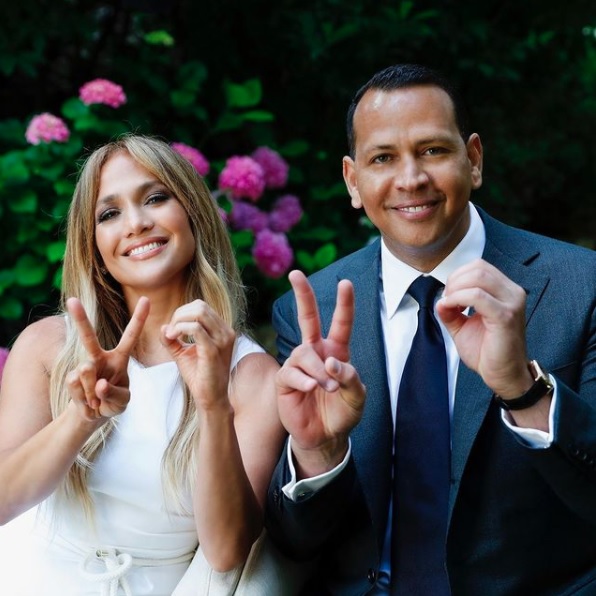 笑顔のジェニファー・ロペスと婚約者アレックス・ロドリゲス（画像は『Jennifer Lopez　2020年7月1日付Instagram「Class of 2020!」』のスクリーンショット）