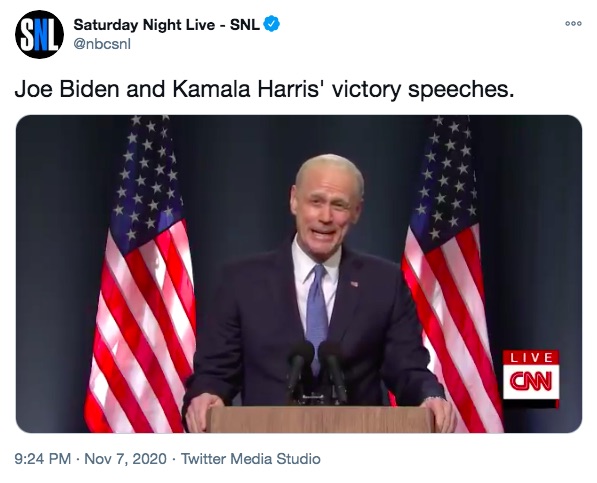 『SNL』でジョー・バイデン氏の勝利演説を真似るジム・キャリー（画像は『Saturday Night Live　2020年11月7日付Twitter「Joe Biden and Kamala Harris’ victory speeches.」』のスクリーンショット）