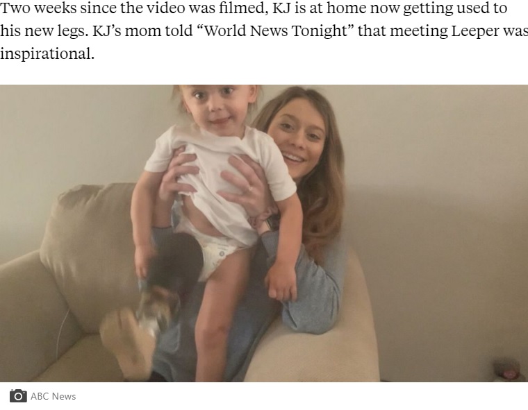 義足を付けたケイジェー君と母親のチェルシーさん（画像は『ABC News　2020年12月29日付「Paralympic star cheers on toddler’s first steps with prosthetic leg」』のスクリーンショット）