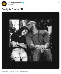 「ロサンゼルス・レイカーズ」公式Twitterが命日に投稿（画像は『Los Angeles Lakers　2021年1月26日付Twitter「Family is Forever」』のスクリーンショット）