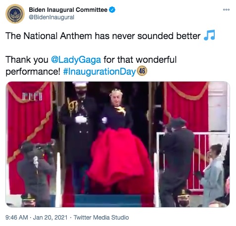 クラシカルな装いで登場したガガ（画像は『Biden Inaugural Committee　2021年1月20日付Twitter「The National Anthem has never sounded better」』のスクリーンショット）