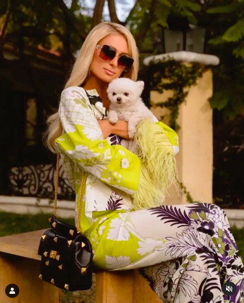 体外受精を行っていることを明かしたパリス・ヒルトン（画像は『Paris Hilton　2021年1月10日付Instagram「Beautiful day at home with my baby Princess Paris Jr rocking ＠MaisonValentino for ＠VogueMagazine.」』のスクリーンショット）