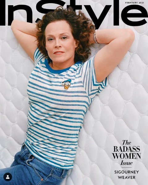 『InStyle』誌に登場したシガニー（画像は『instylemagazine　2021年1月8日付Instagram「No one does it like Sigourney Weaver and everything she does is on her own terms.」』のスクリーンショット）