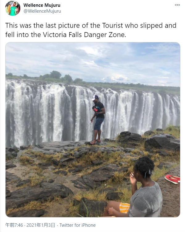 セルフィーを撮るため崖の際を歩いていた男性（画像は『Wellence Mujuru　2021年1月3日付Twitter「This was the last picture of the Tourist who slipped and fell into the Victoria Falls Danger Zone.」』のスクリーンショット）