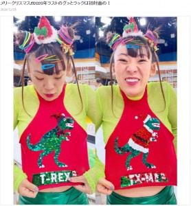 クリスマスに恐竜シャツを着たフワちゃん（画像は『AHN MIKA　2020年12月25日付オフィシャルブログ「メリークリスマス 2020年ラストのグッとラックは初対面の！」』のスクリーンショット）