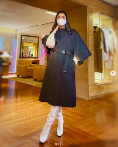 「ルイ･ヴィトン」のコートが似合うアンミカ（画像は『アンミカ　2021年1月9日付Instagram「年末年始のお休みを今日で終えました」』のスクリーショット）