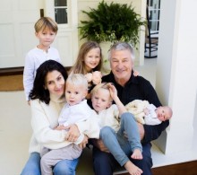 【イタすぎるセレブ達】アレック・ボールドウィン　“渦中”の愛妻の誕生日に幸せオーラ全開の家族写真を公開