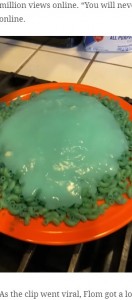 ゲータレードで作ったパスタ料理（画像は『The Indian Express　2021年1月7日付「‘Yikes’: Man cooks pasta in energy drink, blue dish leaves netizens freaked online」』のスクリーンショット）