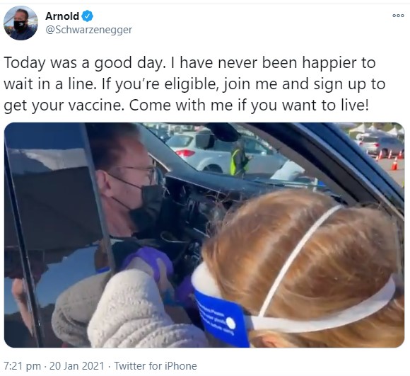 ワクチン接種中、映画の台詞を放つアーノルド（画像は『Arnold　2021年1月20日付Twitter「Today was a good day.」』のスクリーンショット）