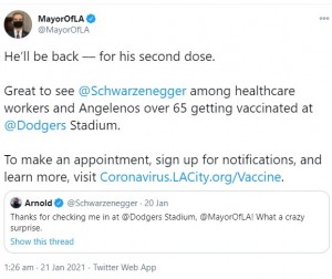 「彼は戻ってくる」とアーノルドに返信したロス市長（画像は『MayorOfLA　2021年1月21日付Twitter「He’ll be back –– for his second dose.」』のスクリーンショット）